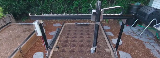 Pflanzen zielgenau säen, wässern und pflegen: Mit dem Open-Source-Kit Farmbot Genesis lässt sich die heimische Gartenarbeit automatisieren. Pflanzen zielgenau säen, wässern und pflegen: Mit dem Open-Source-Kit Farmbot Genesis lässt sich die heimische Gartenarbeit automatisieren.