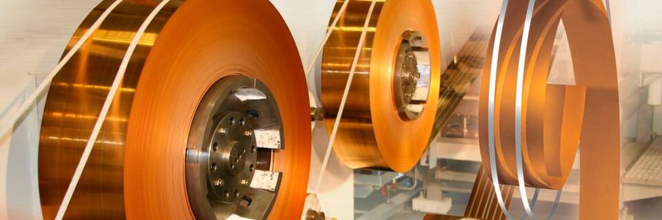 Walzplattierte Bänder sind ein hoch innovatives und empfindliches Produkt. Heraeus in Hanau ist hier Innovationstreiber. Walzplattierte Bänder sind ein hoch innovatives und empfindliches Produkt. Heraeus in Hanau ist hier Innovationstreiber.