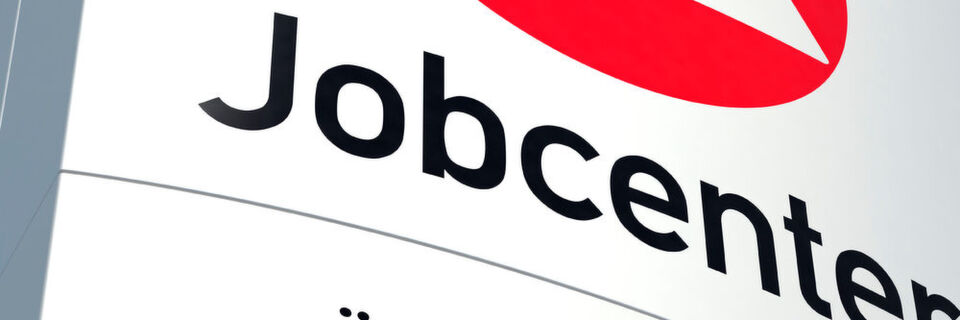 Jobcenter stehen als Schnittstelle zwischen Bürger, Politik und Wirtschaft unter besonderer Beobachtung der Öffentlichkeit Jobcenter stehen als Schnittstelle zwischen Bürger, Politik und Wirtschaft unter besonderer Beobachtung der Öffentlichkeit