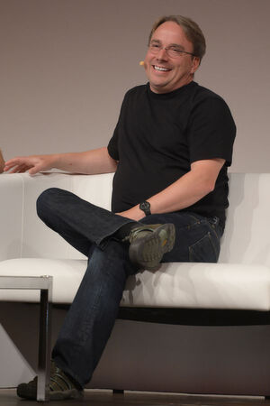 Linus Benedict Torvalds (2014) über sich: „Ich war ein Freak. Ein Nerd. Ein Geek. Praktisch von klein auf. Ich habe meine Brille nicht mit Klebeband zusammengehalten, aber ich hätte es ebenso gut tun können, denn alle anderen Merkmale waren vorhanden. Gut in Mathe, gut in Physik, null soziale Kompetenz.“ Linus Benedict Torvalds (2014) über sich: „Ich war ein Freak. Ein Nerd. Ein Geek. Praktisch von klein auf. Ich habe meine Brille nicht mit Klebeband zusammengehalten, aber ich hätte es ebenso gut tun können, denn alle anderen Merkmale waren vorhanden. Gut in Mathe, gut in Physik, null soziale Kompetenz.“
