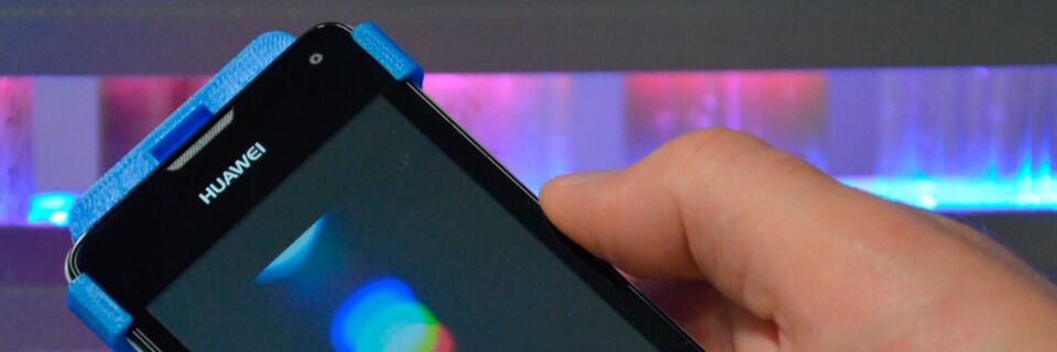 Aufsteckbares optisches Sensorsystem für Smartphones zur Erfassung von Biomarkern oder anderen Analyten: Licht der Smartphone-LED wird über das externe optische Sensorsystem hin zur Smartphone-Kamera geführt. Mit Hilfe einer Kamera-App kann das Lichtspektrum des Sensors erfasst und das Sensorsignal ausgewertet werden. Aufsteckbares optisches Sensorsystem für Smartphones zur Erfassung von Biomarkern oder anderen Analyten: Licht der Smartphone-LED wird über das externe optische Sensorsystem hin zur Smartphone-Kamera geführt. Mit Hilfe einer Kamera-App kann das Lichtspektrum des Sensors erfasst und das Sensorsignal ausgewertet werden.