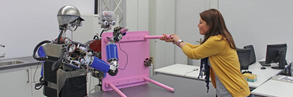 Co-Werker: Mensch und Roboter werden künftig gemeinsam beispielsweise einen Stuhl montieren. Die Kooperation verbessert die Arbeitsbedingungen für den Menschen und steigert gleichzeitig die Effizienz der Arbeit. Dadurch lassen sich Abläufe in der Industrie verbessern. Co-Werker: Mensch und Roboter werden künftig gemeinsam beispielsweise einen Stuhl montieren. Die Kooperation verbessert die Arbeitsbedingungen für den Menschen und steigert gleichzeitig die Effizienz der Arbeit. Dadurch lassen sich Abläufe in der Industrie verbessern.