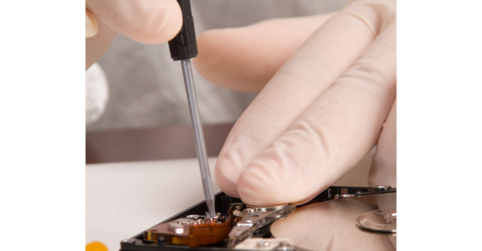 Früher war der Wechsel von Schreibleseköpfen im Reinraum einer der Arbeitsschritte, an dem man den Datenrettungsprofi erkannte. Heute differenziert er sich eher über seine Kenntnisse zur inneren Logik von SSDs. Früher war der Wechsel von Schreibleseköpfen im Reinraum einer der Arbeitsschritte, an dem man den Datenrettungsprofi erkannte. Heute differenziert er sich eher über seine Kenntnisse zur inneren Logik von SSDs.