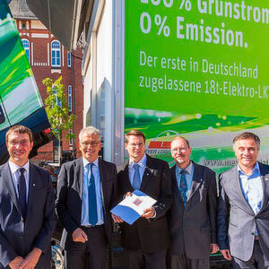 Die Projektpartner der Studie zu E-Lkw im Lieferverkehr (v.l.): Prof. Dr. Steven Lambeck, Vizepräsident für Forschung und Entwicklung, Wirtschaftsminister Tarek Al-Wazir, Gesamtprojektleiter Prof. Dr. Boris Zimmermann, technischer Projektleiter Prof. Dr. Wolfgang Geuer und Praxispartner Markus Bappert, Geschäftsführer Meyer Logistik. Die Projektpartner der Studie zu E-Lkw im Lieferverkehr (v.l.): Prof. Dr. Steven Lambeck, Vizepräsident für Forschung und Entwicklung, Wirtschaftsminister Tarek Al-Wazir, Gesamtprojektleiter Prof. Dr. Boris Zimmermann, technischer Projektleiter Prof. Dr. Wolfgang Geuer und Praxispartner Markus Bappert, Geschäftsführer Meyer Logistik.