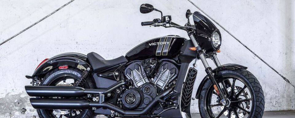 Die erst in diesem Jahr vorgestellte Victory Octane (UVP 12.950 Euro) wird von einem flüssigkeitsgekühlten V-Twin mit 1200 Kubikzentimetern Hubraum und zwei Nockenwellen angetrieben. Die erst in diesem Jahr vorgestellte Victory Octane (UVP 12.950 Euro) wird von einem flüssigkeitsgekühlten V-Twin mit 1200 Kubikzentimetern Hubraum und zwei Nockenwellen angetrieben.