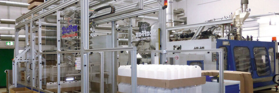 Die Packanlage S-Pack-PAL-T von Steffes zum Sammeln, Packen und Palettieren von Hohlkörpern verschiedenster Art, wurde mit Aluminiumprofilen und Fördertechnik von mk realisiert. Die Packanlage S-Pack-PAL-T von Steffes zum Sammeln, Packen und Palettieren von Hohlkörpern verschiedenster Art, wurde mit Aluminiumprofilen und Fördertechnik von mk realisiert.