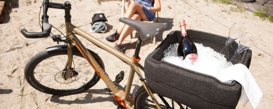 Dank der Ortlieb-Kühlbox kann man eine Radtour besonders stilvoll ausklingen lassen. Dank der Ortlieb-Kühlbox kann man eine Radtour besonders stilvoll ausklingen lassen.