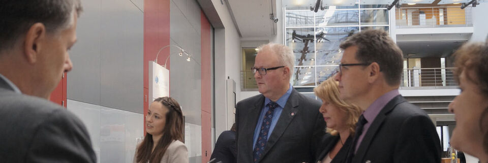 Hessens Finanzminister und CIO Dr. Thomas Schäfer stellte die neuesten eGovernment-Anwendungen aus Hessen vor und infomierte sich über aktuelle Entwicklungen Hessens Finanzminister und CIO Dr. Thomas Schäfer stellte die neuesten eGovernment-Anwendungen aus Hessen vor und infomierte sich über aktuelle Entwicklungen