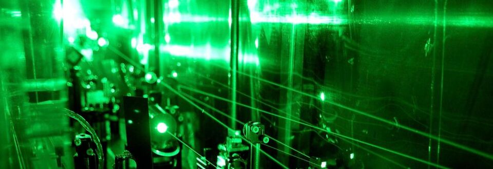 Teil der Laseranlage, die für das Experiment zur Bestimmung der Deuterongrösse benötigt wird. Hier werden unsichtbare infrarote Laserpulse in grünes Laserlicht umgewandelt. Teil der Laseranlage, die für das Experiment zur Bestimmung der Deuterongrösse benötigt wird. Hier werden unsichtbare infrarote Laserpulse in grünes Laserlicht umgewandelt.