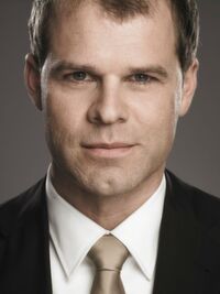 Jens Helmerich, Experte für Markenstrategie und Kundenbeziehung, sieht die „Empfehlung“ als neue Währung für Unternehmensverantwortliche in Vertrieb und Marketing. Bereits heute ist sie essenziell für den Erfolg von Unternehmen. Jens Helmerich, Experte für Markenstrategie und Kundenbeziehung, sieht die „Empfehlung“ als neue Währung für Unternehmensverantwortliche in Vertrieb und Marketing. Bereits heute ist sie essenziell für den Erfolg von Unternehmen.