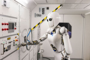 Die Roboterdame Aila führt eine autonome Manipulationsaufgabe in einem Nachbau der ISS durch Die Roboterdame Aila führt eine autonome Manipulationsaufgabe in einem Nachbau der ISS durch