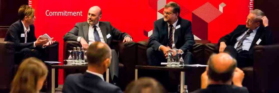 Juliane Weber, Senior Manager bei Bearingpoint, Hans-Georg Göhring, Direktor ITZBund, Peter Batt, Leiter der Abteilung IT im BMI und Ingo Engelhardt, Bereichsleiter in der Bundesagentur für Arbeit diskutieren die Erfolge der IT-Konsolidierung Juliane Weber, Senior Manager bei Bearingpoint, Hans-Georg Göhring, Direktor ITZBund, Peter Batt, Leiter der Abteilung IT im BMI und Ingo Engelhardt, Bereichsleiter in der Bundesagentur für Arbeit diskutieren die Erfolge der IT-Konsolidierung