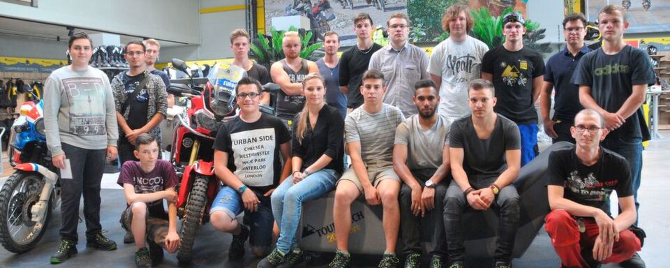 Die 19 neuen Auszubildenden der Touratech AG in Niedereschach: (von links nach rechts stehend) Grigorios Zikiropoulos, Felix Rapp, Alex Kloz, Lukas Daucher, Joshua Kessler, Patrick Maliglowka, Patrick Schubert, Jan Setzer, Simon King, Ivan Kischenko, Steffen Fischer, Kevin Takacs sowie (vordere Reihe sitzend) Ben de Boer, Peter Mayer, Vivien Benz, Enrico Cobabus, Jonathan Stumpp, Emanuel Jurischitz und Igor Averbuk. Die 19 neuen Auszubildenden der Touratech AG in Niedereschach: (von links nach rechts stehend) Grigorios Zikiropoulos, Felix Rapp, Alex Kloz, Lukas Daucher, Joshua Kessler, Patrick Maliglowka, Patrick Schubert, Jan Setzer, Simon King, Ivan Kischenko, Steffen Fischer, Kevin Takacs sowie (vordere Reihe sitzend) Ben de Boer, Peter Mayer, Vivien Benz, Enrico Cobabus, Jonathan Stumpp, Emanuel Jurischitz und Igor Averbuk.