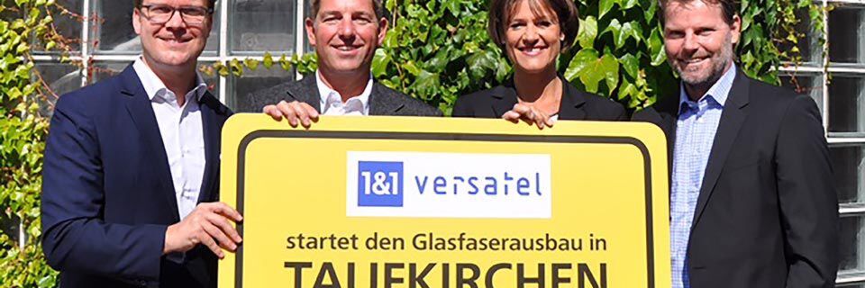 Erster Bürgermeister Ullrich Sander (2.v.l.) mit Ronny Juch, Fleur Goetze und Klaus Hoffmann von 1&1 Versatel (v.l.n.r.) beim Start des Glasfaserausbaus in Taufkirchen. Erster Bürgermeister Ullrich Sander (2.v.l.) mit Ronny Juch, Fleur Goetze und Klaus Hoffmann von 1&1 Versatel (v.l.n.r.) beim Start des Glasfaserausbaus in Taufkirchen.