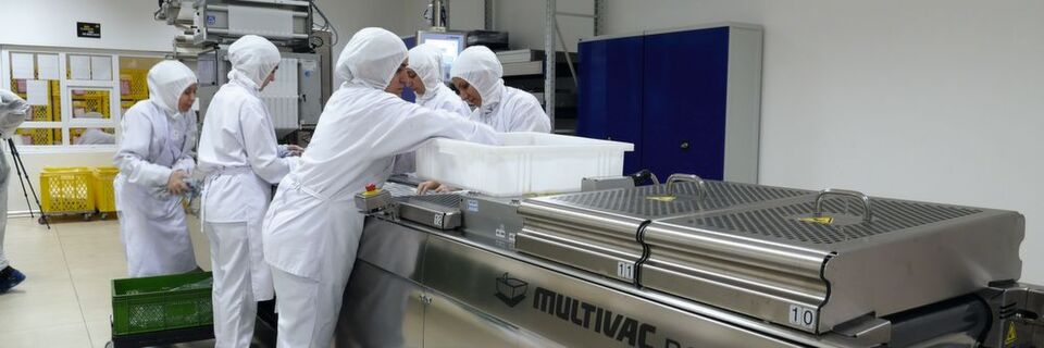 Dank der Tiefziehverpackungsmaschine R 240 von Multivac kann der türkische Katheterhersteller seine Verpackungen bestens auf die Produkte abstimmen und die gesetzlichen Anforderungen erfüllen. Dank der Tiefziehverpackungsmaschine R 240 von Multivac kann der türkische Katheterhersteller seine Verpackungen bestens auf die Produkte abstimmen und die gesetzlichen Anforderungen erfüllen.