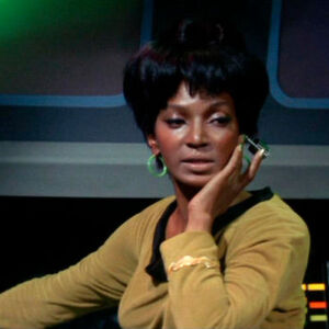 Eine typische Szene der alten Serie: Lt. Uhura mit ihrem Kommunikations-Ohrenstecker. Eine typische Szene der alten Serie: Lt. Uhura mit ihrem Kommunikations-Ohrenstecker.