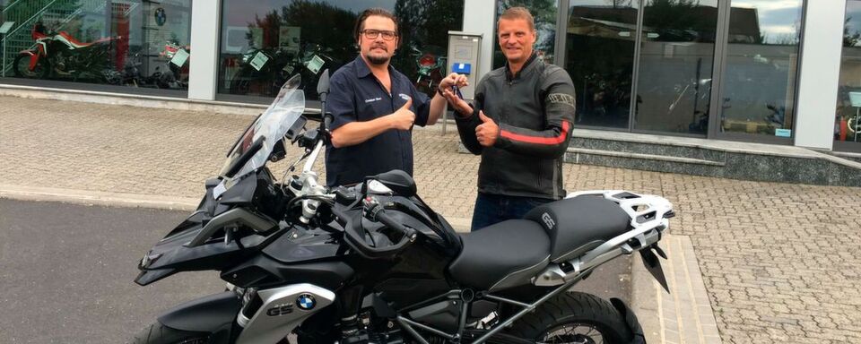 Projekt TBM = Triple Black Maderner. Mal schauen, was man so alles an eine serienmäßig vollausgestattete BMW R1 200 GS Triple Black noch so alles dranbauen kann. Schlüsselübergabe von Christian Ebert an Stephan Maderner in Höchberg. Projekt TBM = Triple Black Maderner. Mal schauen, was man so alles an eine serienmäßig vollausgestattete BMW R1 200 GS Triple Black noch so alles dranbauen kann. Schlüsselübergabe von Christian Ebert an Stephan Maderner in Höchberg.