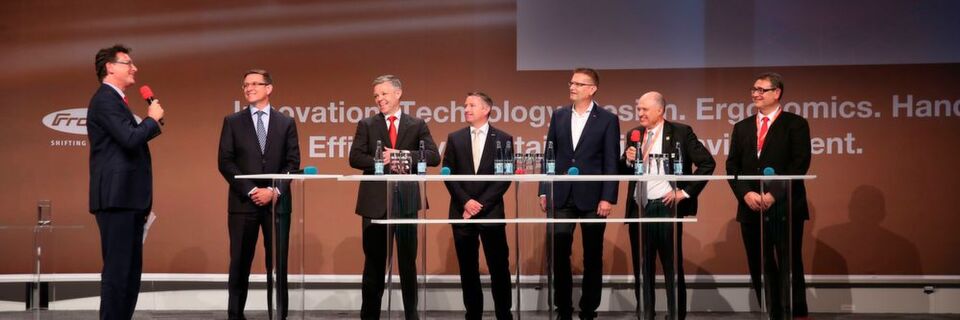Die für den IFOY 2016 nominierten Unternehmen auf einer Bühne Die für den IFOY 2016 nominierten Unternehmen auf einer Bühne