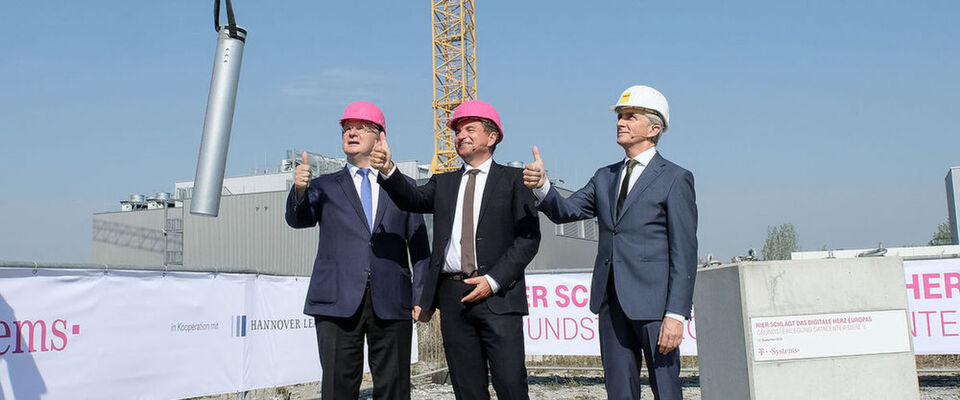 Heute war Grundseinlegung für die Rechenzentrumserweiterung der Telekom in Biere. Es zeigt von links nach rechts: Dr. Reiner Haseloff, Ministerpräsident Sachsen-Anhalt, Dr. Ferri Abolhassan, Geschäftsführer T-Systems & Telekom Security, sowie Johannes Graf, Ed. Züblin AG. Eine Drohne transportiert die Zeitkapsel zum Grundstein. Heute war Grundseinlegung für die Rechenzentrumserweiterung der Telekom in Biere. Es zeigt von links nach rechts: Dr. Reiner Haseloff, Ministerpräsident Sachsen-Anhalt, Dr. Ferri Abolhassan, Geschäftsführer T-Systems & Telekom Security, sowie Johannes Graf, Ed. Züblin AG. Eine Drohne transportiert die Zeitkapsel zum Grundstein.