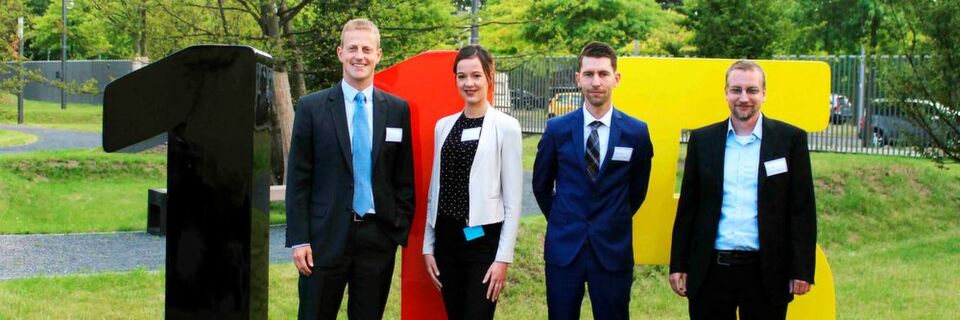 Mitglieder des 115-Projektteam der init AG beim Kick-off des Projekts im BMI: Dr. Gregor Költzsch, Sales Director; Regina Wild, Stv. Technische Projektleiterin Qualitäts- und Teilnehmermanagement; Christoph Ziemann, Technischer Projektleiter Service Level Management; Hinnerk Peters, Stv. Technischer Projektleiter 115-Teilnehmerservice Mitglieder des 115-Projektteam der init AG beim Kick-off des Projekts im BMI: Dr. Gregor Költzsch, Sales Director; Regina Wild, Stv. Technische Projektleiterin Qualitäts- und Teilnehmermanagement; Christoph Ziemann, Technischer Projektleiter Service Level Management; Hinnerk Peters, Stv. Technischer Projektleiter 115-Teilnehmerservice