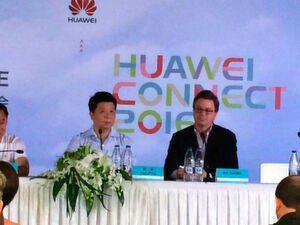 Rotating CEO Guo Ping und Jim Zemlin von der Linux Foundation auf einer Pressekonferenz auf der Connect 2016. Rotating CEO Guo Ping und Jim Zemlin von der Linux Foundation auf einer Pressekonferenz auf der Connect 2016.