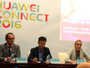 In einer Pressekonferenz auf der Connect 2016: von links nach rechts: Thomas Aschenbrenner, Direktor Marketing Sales OTC, Joy Huang von Huawei und Annette Bronder, Director of Digital Business T-Systems International GmbH In einer Pressekonferenz auf der Connect 2016: von links nach rechts: Thomas Aschenbrenner, Direktor Marketing Sales OTC, Joy Huang von Huawei und Annette Bronder, Director of Digital Business T-Systems International GmbH