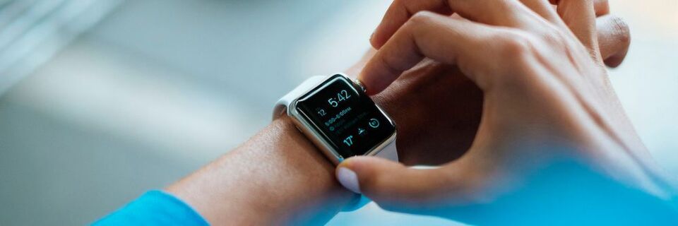 Ob sich die Smartwatch auch im geschäftlichen Umfeld etwablieren kann, dürfte eng an die zu erwartenden Sicherheitsfunktionen gekoppelt sein. Ob sich die Smartwatch auch im geschäftlichen Umfeld etwablieren kann, dürfte eng an die zu erwartenden Sicherheitsfunktionen gekoppelt sein.