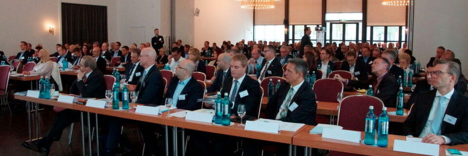 Über 170 Teilnehmer kamen am 20. September 2016 zur Vertriebskonferenz von Med-Inform nach Wiesbaden. Sie gingen mit der Erkenntnis nach Hause, dass sich die Geschäftsbeziehungen zwischen Medtech-Unternehmen und medizinischen Einrichtungen unweigerlich weg von Produktkonditionen hin zu Erlösoptimierung durch Prozessverbesserungen bewegen. Über 170 Teilnehmer kamen am 20. September 2016 zur Vertriebskonferenz von Med-Inform nach Wiesbaden. Sie gingen mit der Erkenntnis nach Hause, dass sich die Geschäftsbeziehungen zwischen Medtech-Unternehmen und medizinischen Einrichtungen unweigerlich weg von Produktkonditionen hin zu Erlösoptimierung durch Prozessverbesserungen bewegen.