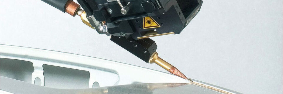 Im Gegensatz zum Schweißen schmilzt der Laser beim Löten das Grundmaterial nicht auf. Stattdessen wird es vom Füllmaterial lediglich benetzt. Die beiden Fügepartner verbinden sich so auf Mikroebene. Das ist ein wichtiger Faktor, denn ein Verschmelzen beider Materialien würde die Korrosionsanfälligkeit erhöhen. Im Gegensatz zum Schweißen schmilzt der Laser beim Löten das Grundmaterial nicht auf. Stattdessen wird es vom Füllmaterial lediglich benetzt. Die beiden Fügepartner verbinden sich so auf Mikroebene. Das ist ein wichtiger Faktor, denn ein Verschmelzen beider Materialien würde die Korrosionsanfälligkeit erhöhen.