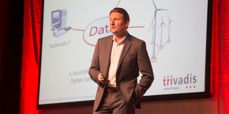 Christoph Höinghaus, CEO von Trivadis, spricht bei seiner Eröffnungsrede anlässlich des TechEvents 2016 über die Herausforderungen der digitalen Transformation. Ein wichtiger Punkt dabei sei es, Komplexität zu reduzieren. Christoph Höinghaus, CEO von Trivadis, spricht bei seiner Eröffnungsrede anlässlich des TechEvents 2016 über die Herausforderungen der digitalen Transformation. Ein wichtiger Punkt dabei sei es, Komplexität zu reduzieren.