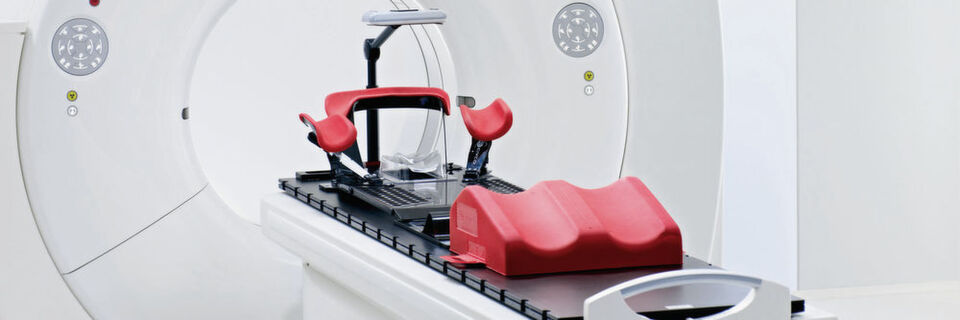 In dem CT-Scanner werden Form und Position eines Tumors bestimmt, durch die Atmungsbewegung entstehen im Brustkorbbereich unscharfe Bilder. In dem CT-Scanner werden Form und Position eines Tumors bestimmt, durch die Atmungsbewegung entstehen im Brustkorbbereich unscharfe Bilder.
