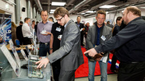Neben Thinktanks, Workshops und Vorträgen zeigen und erläutern die Sponsoren ihre Technik. Neben Thinktanks, Workshops und Vorträgen zeigen und erläutern die Sponsoren ihre Technik.