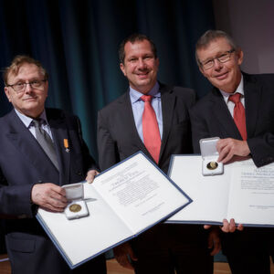 Prof. Dr. Dr. h.c. Frerich Keil (links) von der TU Hamburg-Harburg wurde für seine international anerkannten wissenschaftlichen Leistungen auf dem Gebiet der chemischen Verfahrenstechnik mit der Gerhard Damköhler-Medaille ausgezeichnet. Prof. Dr.-Ing. Andreas Seidel-Morgenstern (rechts) vom Max-Planck-Institut für Dynamik komplexer technischer Systeme in Magdeburg wurde als einer der profiliertesten und produktivsten Wissenschaftler auf dem Gebiet der thermischen Verfahrenstechnik mit der Emil Kirschbaum-Medaille geehrt.In der Mitte Dr. Andreas Förster, Geschäftsleiter von ProcessNet Prof. Dr. Dr. h.c. Frerich Keil (links) von der TU Hamburg-Harburg wurde für seine international anerkannten wissenschaftlichen Leistungen auf dem Gebiet der chemischen Verfahrenstechnik mit der Gerhard Damköhler-Medaille ausgezeichnet. Prof. Dr.-Ing. Andreas Seidel-Morgenstern (rechts) vom Max-Planck-Institut für Dynamik komplexer technischer Systeme in Magdeburg wurde als einer der profiliertesten und produktivsten Wissenschaftler auf dem Gebiet der thermischen Verfahrenstechnik mit der Emil Kirschbaum-Medaille geehrt.In der Mitte Dr. Andreas Förster, Geschäftsleiter von ProcessNet