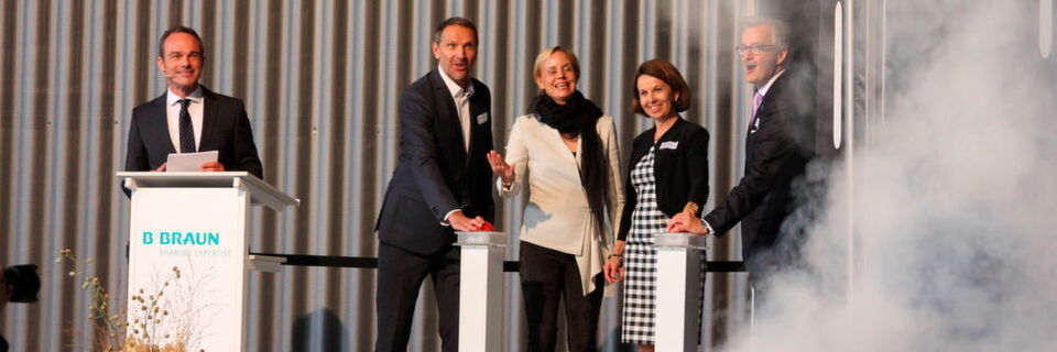 Eröffnung mit Schall und Rauch: Group Senior Vice President CoE IV-Systems Jürgen Stihl, CEO Madeleine Stöckli, Verwaltungsrätin Anne Schwöbel und Plant Manager Reinhold Gasper (v.r.n.l.) nehmen die neue Produktionsstätte in Betrieb. Links im Bild: Moderator Oliver Haindl Eröffnung mit Schall und Rauch: Group Senior Vice President CoE IV-Systems Jürgen Stihl, CEO Madeleine Stöckli, Verwaltungsrätin Anne Schwöbel und Plant Manager Reinhold Gasper (v.r.n.l.) nehmen die neue Produktionsstätte in Betrieb. Links im Bild: Moderator Oliver Haindl