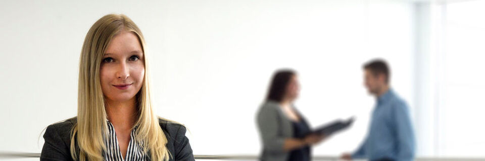 Nina Bäuml vertieft ihr theoretisches Medizintechnikwissen aus dem Studium durch Praxiserfahrungen bei Raumedic, einem Hersteller von Schläuchen, Formteilen, Kathetern sowie Baugruppen und Systemen für die medizintechnische und pharmazeutische Industrie. Nina Bäuml vertieft ihr theoretisches Medizintechnikwissen aus dem Studium durch Praxiserfahrungen bei Raumedic, einem Hersteller von Schläuchen, Formteilen, Kathetern sowie Baugruppen und Systemen für die medizintechnische und pharmazeutische Industrie.