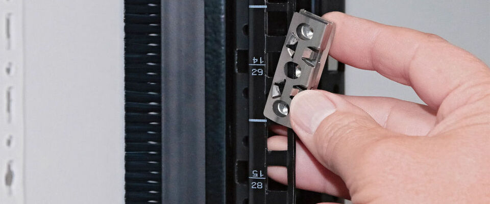 Rittal erleichtert mit dem 19”-Fastener den Ein- und Ausbau von Komponenten in der Befestigungsebene von IT-Racks. Rittal erleichtert mit dem 19”-Fastener den Ein- und Ausbau von Komponenten in der Befestigungsebene von IT-Racks.