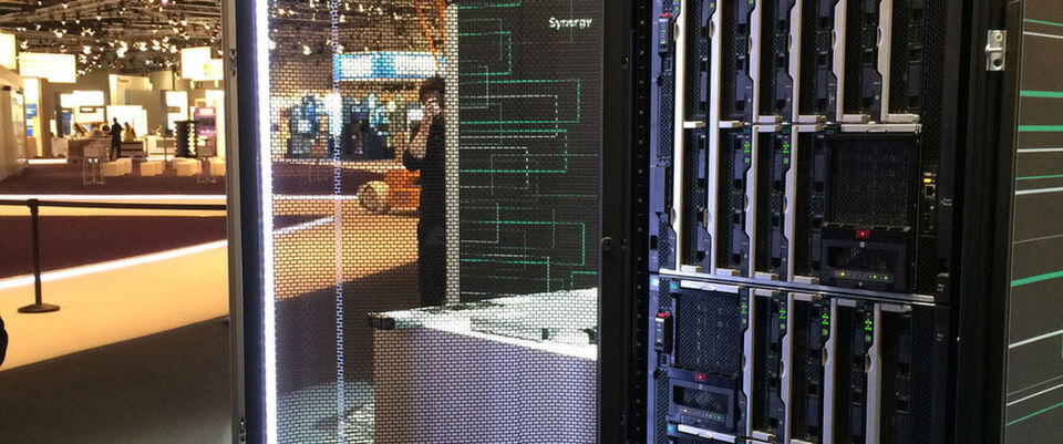 "Synergy" ist das HPE-System, das viele Entwicklungen für "The Machine" bereits aufnimmt und eine der Grundlagen für eine flexible Cloud- aber auch Big-Data-Infrastruktur im Rechenzentrum bildet. "Synergy" ist das HPE-System, das viele Entwicklungen für "The Machine" bereits aufnimmt und eine der Grundlagen für eine flexible Cloud- aber auch Big-Data-Infrastruktur im Rechenzentrum bildet.