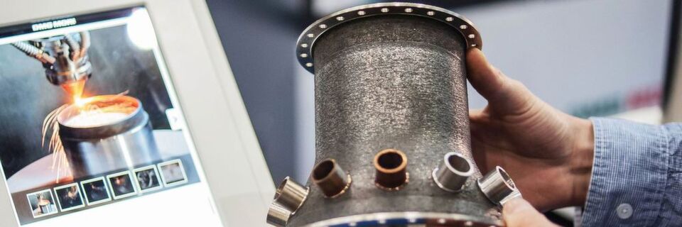 Per Laser gesintertes Hochleistungsbauteil aus einer herkömmlich nur schwer zu bearbeitenden Metalllegierung, fix und fertig mit Anschlusskomponenten und Lochkränzen zur Montage. Per Laser gesintertes Hochleistungsbauteil aus einer herkömmlich nur schwer zu bearbeitenden Metalllegierung, fix und fertig mit Anschlusskomponenten und Lochkränzen zur Montage.
