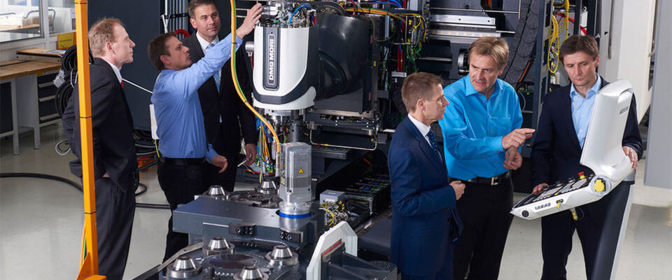 Innovation bei SChaeffler: "Werkzeugmaschine 4.0" heißt das Projekt, das vom Sensor bis in die Cloud bestehende Technik mit neuen digitalisierten Komponenten vernetzt und einen konkreten Schritt in Richtung digitalisierte Produktion darstellt. Jetzt kommt die Kooperation mit IBM hinzu. Innovation bei SChaeffler: "Werkzeugmaschine 4.0" heißt das Projekt, das vom Sensor bis in die Cloud bestehende Technik mit neuen digitalisierten Komponenten vernetzt und einen konkreten Schritt in Richtung digitalisierte Produktion darstellt. Jetzt kommt die Kooperation mit IBM hinzu.