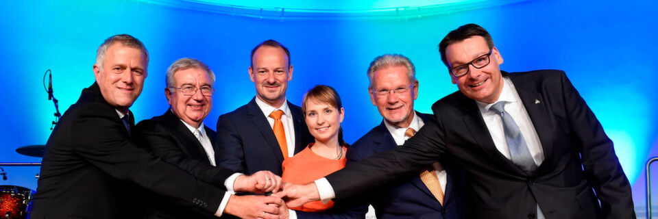 Von links: Dr. Bernd Schimpf (Vorstand), Prof. Dr. Dieter Spath (verabschiedeter Vorstandsvorsitzender), Dr. Dirk Haft (Vorstand), Dr. Anna-Katharina Wittenstein (Vorstandssprecherin), Dr. Manfred Wittenstein (Aufsichtsratsvorsitzender) und Erik Roßmeißl (Vorstand). Von links: Dr. Bernd Schimpf (Vorstand), Prof. Dr. Dieter Spath (verabschiedeter Vorstandsvorsitzender), Dr. Dirk Haft (Vorstand), Dr. Anna-Katharina Wittenstein (Vorstandssprecherin), Dr. Manfred Wittenstein (Aufsichtsratsvorsitzender) und Erik Roßmeißl (Vorstand).