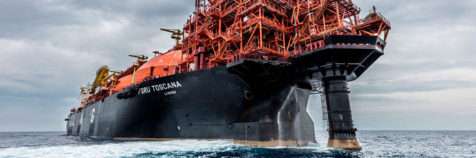 Das Unternehmen OLT Offshore LNG Toscana hat die „FSRU Toscana” als LNG-Importterminal entwickelt. Das Terminal liegt 20 Kilometer vor der Küste von Livorno, Italien, und ist durch eine Pipeline mit dem Festland verbunden. Das Unternehmen OLT Offshore LNG Toscana hat die „FSRU Toscana” als LNG-Importterminal entwickelt. Das Terminal liegt 20 Kilometer vor der Küste von Livorno, Italien, und ist durch eine Pipeline mit dem Festland verbunden.