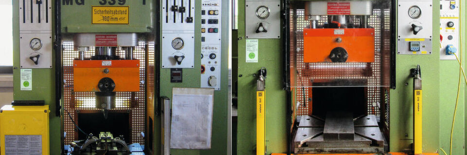 Auf der linken Seite die Presse vor und auf der rechten Seite nach dem Retrofit. Auf der linken Seite die Presse vor und auf der rechten Seite nach dem Retrofit.