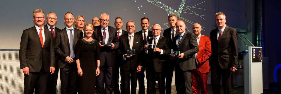 Auf einer festlichen Gala zum 125-jährigen Geburtstages der Vogel Business Media wurde der Leadership Award „Connected World“ vergeben. Auf einer festlichen Gala zum 125-jährigen Geburtstages der Vogel Business Media wurde der Leadership Award „Connected World“ vergeben.