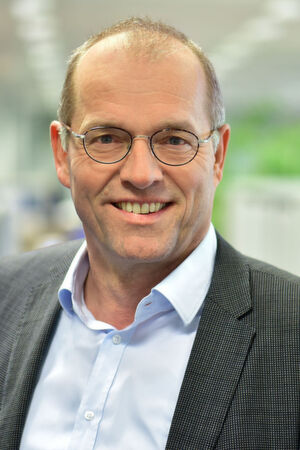 „Synergy folgt dem Prinzip der Composable Infrastructure und differenziert nicht mehr zwischen Compute-Leistung, Netzwerk und Storage“, erklärt Albrecht Munz, Director Business Critical Systems bei HP Enterprise. „Das System verwaltet diese Elemente und stellt sie der Applikation nach Bedarf zur Verfügung.“ „Synergy folgt dem Prinzip der Composable Infrastructure und differenziert nicht mehr zwischen Compute-Leistung, Netzwerk und Storage“, erklärt Albrecht Munz, Director Business Critical Systems bei HP Enterprise. „Das System verwaltet diese Elemente und stellt sie der Applikation nach Bedarf zur Verfügung.“
