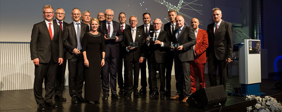 Ende September feierte das Fachmedienhaus Vogel Business Media sein 125-Jähriges Jubiläum. Im Rahmen der Feier wurde zudem der Leadership Award „Connected World“ an zehn Personen verliehen. Ende September feierte das Fachmedienhaus Vogel Business Media sein 125-Jähriges Jubiläum. Im Rahmen der Feier wurde zudem der Leadership Award „Connected World“ an zehn Personen verliehen.