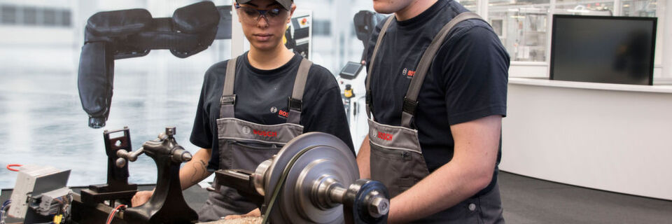 Über hundert Jahre alt, und funktioniert dennoch ohne Probleme: Die Drehmaschine aus dem Jahr 1887 wurde Industrie-4.0-fähig gemacht. Über hundert Jahre alt, und funktioniert dennoch ohne Probleme: Die Drehmaschine aus dem Jahr 1887 wurde Industrie-4.0-fähig gemacht.