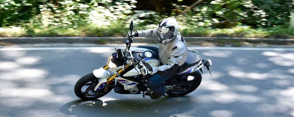 Ausnahmslos erfreulich gab sich das Fahrwerk der knapp 160 Kilogramm wiegenden G 310 R: Egal ob es um das Ansprechverhalten der Federung, die Dämpfung, die Fahrstabilität oder die Agilität geht – eine Entwicklung mit Hand und Fuß. Ausnahmslos erfreulich gab sich das Fahrwerk der knapp 160 Kilogramm wiegenden G 310 R: Egal ob es um das Ansprechverhalten der Federung, die Dämpfung, die Fahrstabilität oder die Agilität geht – eine Entwicklung mit Hand und Fuß.