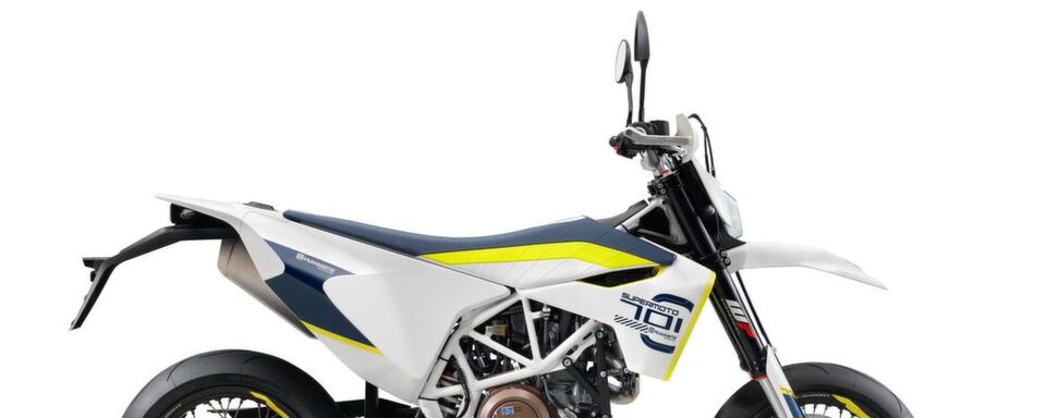 Die 701 Supermoto weist ein Fahrwerk mit 17 Zoll-Speichenrädern auf. Die 701 Supermoto weist ein Fahrwerk mit 17 Zoll-Speichenrädern auf.