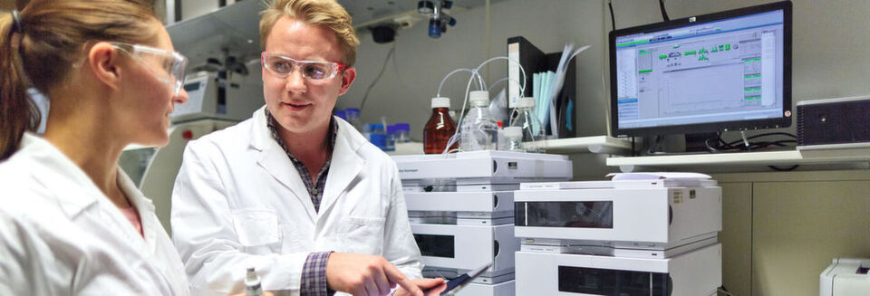 Abb. 3: Neuere Generationen von Laborgeräten haben reichhaltige Schnittstellen und Apps, werden aber oft zusammen mit älteren Geräten verwendet, die veraltete oder gar keine Interfaces haben. Abb. 3: Neuere Generationen von Laborgeräten haben reichhaltige Schnittstellen und Apps, werden aber oft zusammen mit älteren Geräten verwendet, die veraltete oder gar keine Interfaces haben.