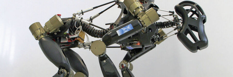 Der hominide Roboter Charlie besitzt die Fähigkeit, seine Haltung an die jeweilige Gegebenheit anzupassen. Der hominide Roboter Charlie besitzt die Fähigkeit, seine Haltung an die jeweilige Gegebenheit anzupassen.